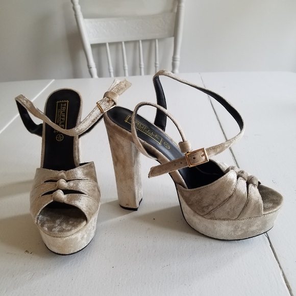 Truffles Collection Strappy Platform Heels Faux Velvet Size 9 Champagne Gray - Picture 1 of 10